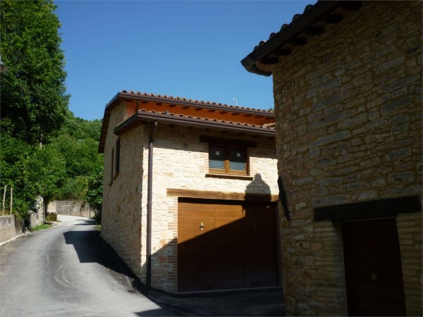 Casa indipendente in vendita a Nocera Umbra, Con giardino, 150 mq - Foto 2