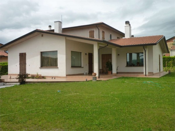 Villa in vendita a Gualdo Tadino, Con giardino, 260 mq