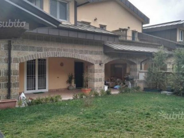 Villa in vendita a Avellino, Via Pennini, 400 mq