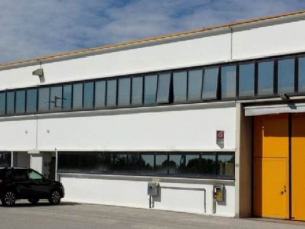 Locale Commerciale  in vendita a Treviso, 3295 mq