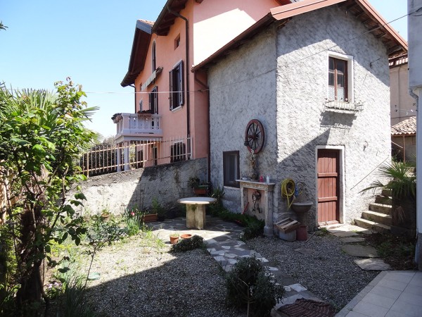 Casa indipendente in vendita a Castelveccana, Con giardino, 120 mq
