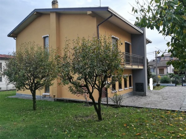 Casa indipendente in vendita a Casatenovo, Centro, Con giardino, 335 mq