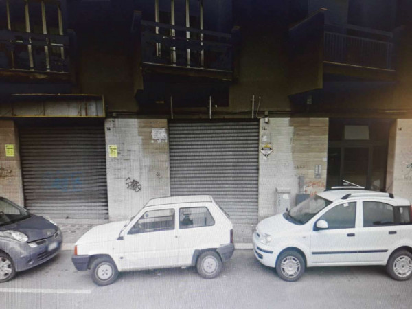 Locale Commerciale  in affitto a Bari, 190 mq