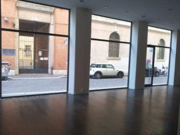 Negozio in vendita a Forlì, Centro Storico, 110 mq