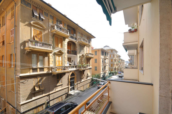 Appartamento in vendita a Genova, Sestri Ponente, 78 mq