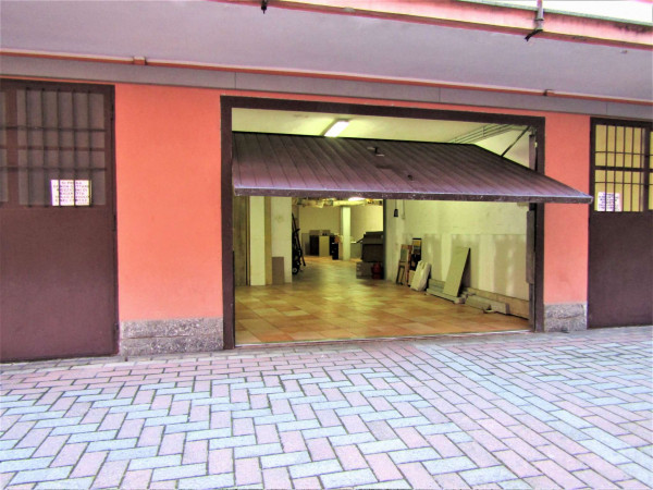 Locale Commerciale  in vendita a Milano, Santa Rita, 85 mq