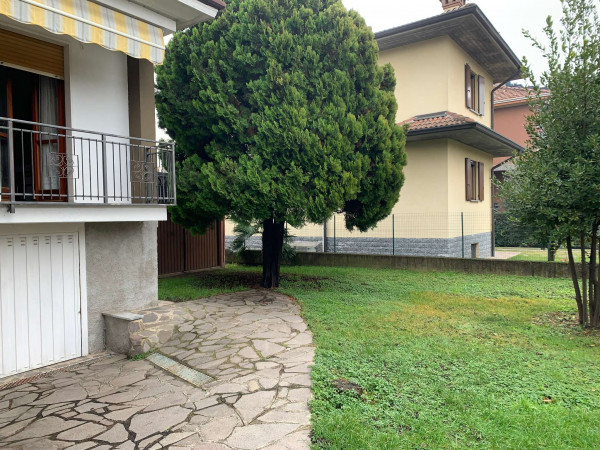 Villa in vendita a Caronno Pertusella, Centro, Con giardino, 270 mq