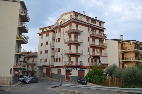 Locale Commerciale  in affitto a Corigliano-Rossano, Rossano Scalo, 150 mq - Foto 2