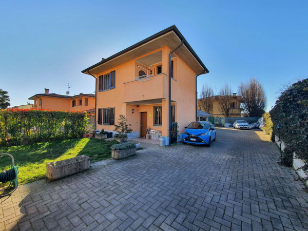 Villa in vendita a Spino d'Adda, Residenziale, Con giardino, 183 mq