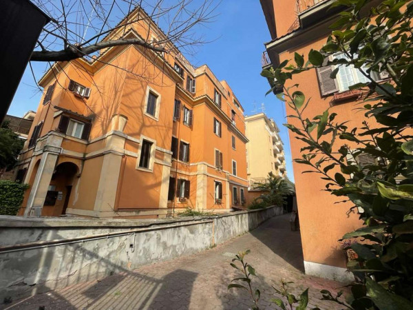 Appartamento in vendita a Roma, Con giardino, 60 mq