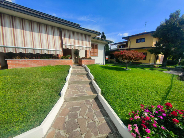 Villa in vendita a Spino d'Adda, Residenziale, Con giardino, 175 mq