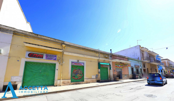 Locale Commerciale  in affitto a Taranto, Talsano, 199 mq