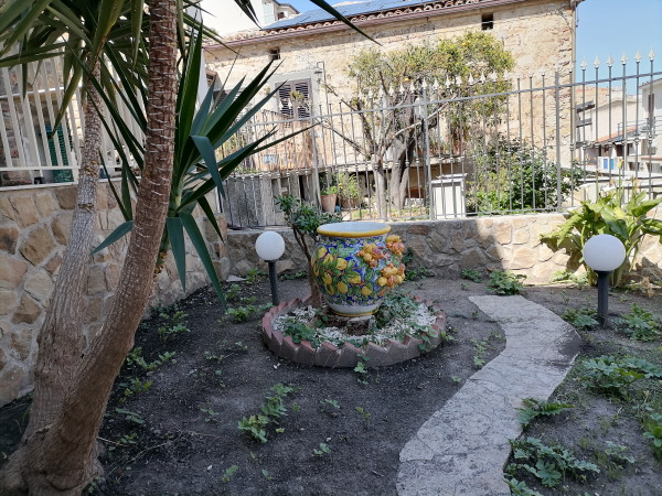 Casa indipendente in vendita a Caronia, Centro, Con giardino, 200 mq